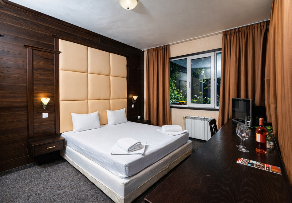 Почивка в Сандански: Нощувка на човек със закуска от Бутиков хотел Офир, снимка 11