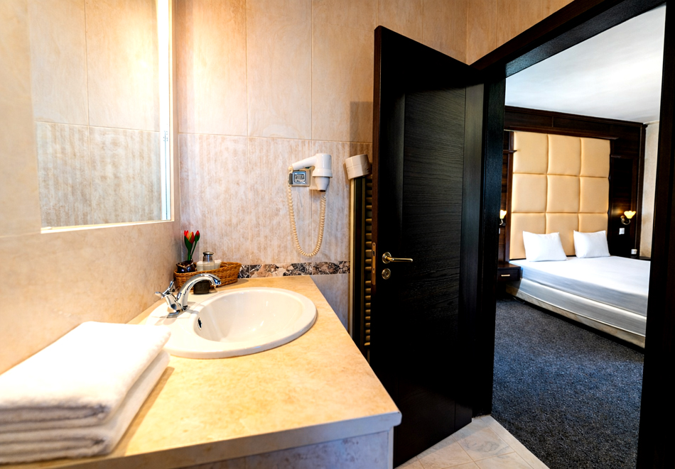 Почивка в Сандански: Нощувка на човек със закуска от Бутиков хотел Офир, снимка 12