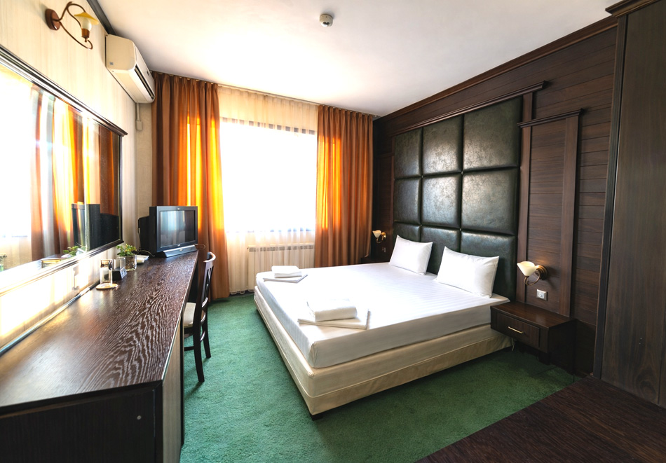 Почивка в Сандански: Нощувка на човек със закуска от Бутиков хотел Офир, снимка 10