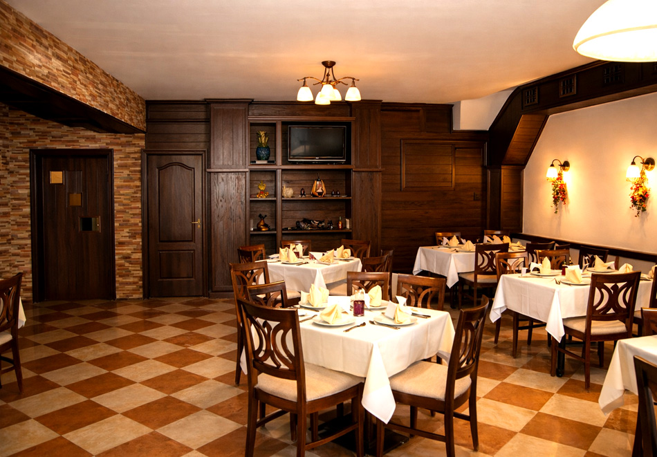 Почивка в Сандански: Нощувка на човек със закуска от Бутиков хотел Офир, снимка 13