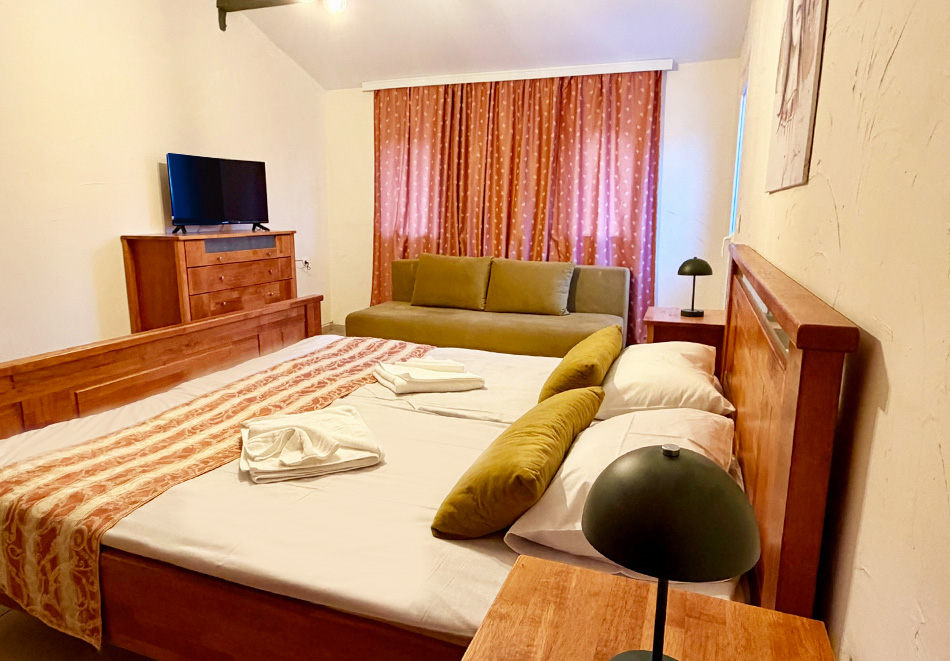 Почивка в полите на Родопите: Една нощувка с капацитет 11 човека в Къща за гости Арт Спектър, Брацигово, снимка 13