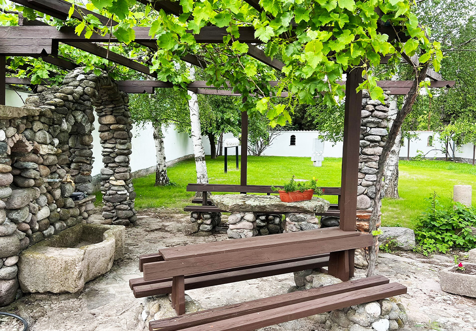 Почивка в полите на Родопите: Една нощувка с капацитет 11 човека в Къща за гости Арт Спектър, Брацигово, снимка 4