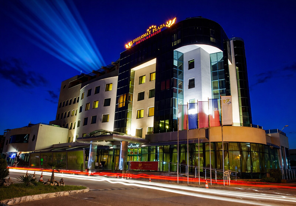 Почивка в Луковит: Нощувка на човек със закуска и вечеря + басейн и СПА зона от хотел Дипломат Плаза****, снимка 3