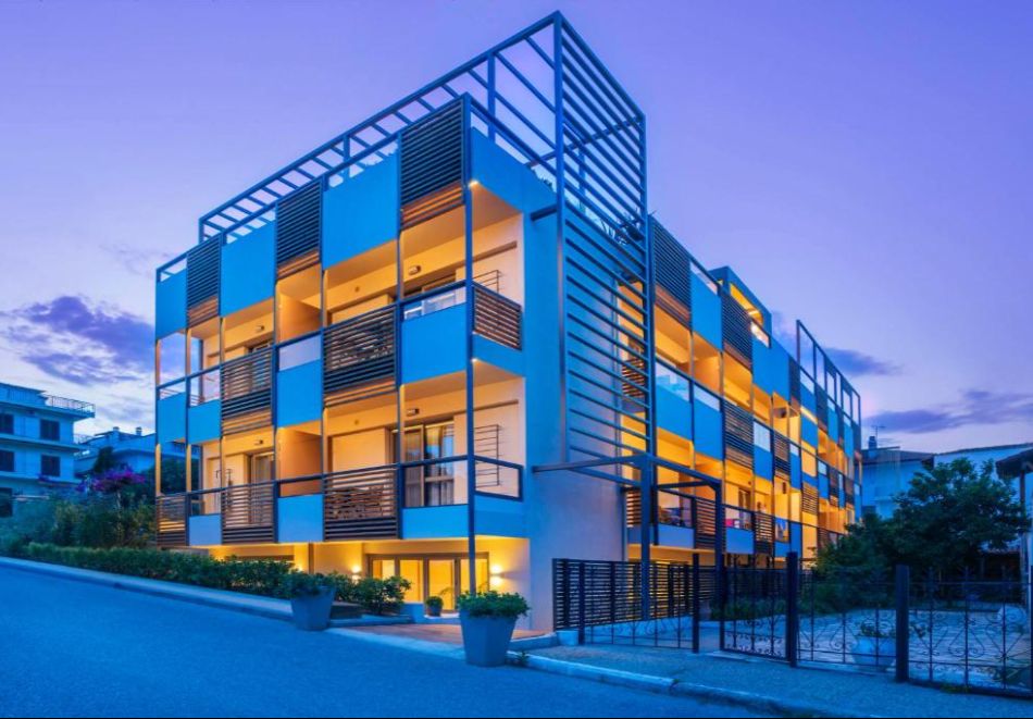 Hotel Vozina, Метаморфоси, Гърция