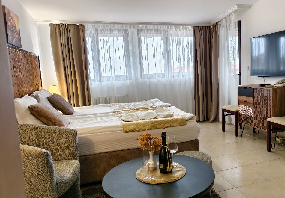 На ски в Банско: Нощувка на човек със закуска плюс възможност за вечеря в хотел Елегант Лукс, снимка 16