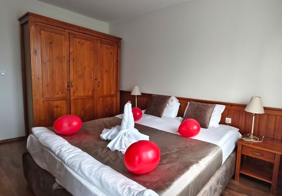 На ски в Банско: Нощувка на човек със закуска плюс възможност за вечеря в хотел Елегант Лукс, снимка 11