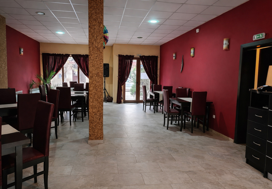 Почивка в Долна баня: Нощувка на човек и възможност за закуска и вечеря от Семеен хотел Цветелина Палас, снимка 5