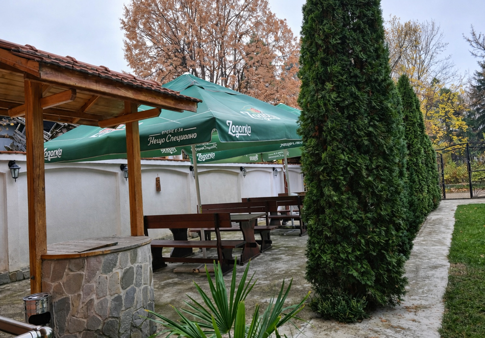 Почивка в Долна баня: Нощувка на човек и възможност за закуска и вечеря от Семеен хотел Цветелина Палас, снимка 4