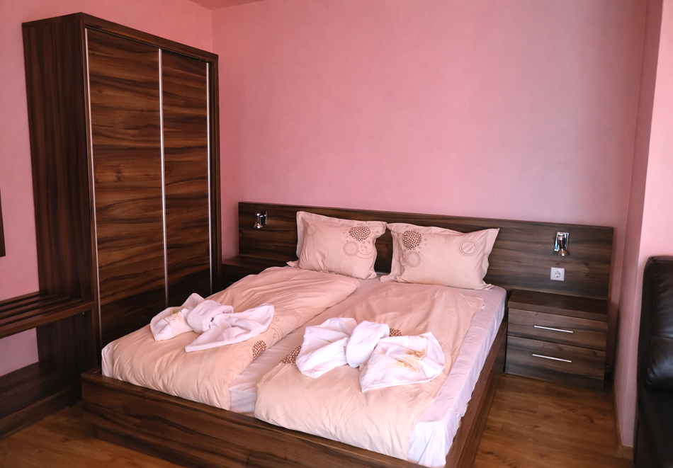 Почивка в Долна баня: Нощувка на човек и възможност за закуска и вечеря от Семеен хотел Цветелина Палас, снимка 12