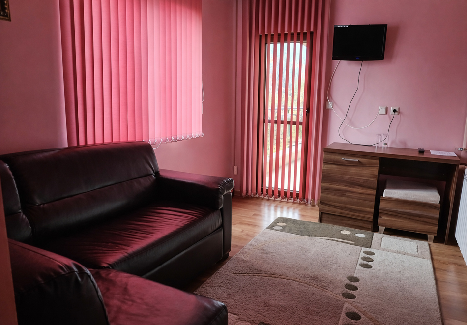 Почивка в Долна баня: Нощувка на човек и възможност за закуска и вечеря от Семеен хотел Цветелина Палас, снимка 9