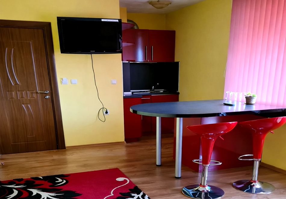 Почивка в Долна баня: Нощувка на човек и възможност за закуска и вечеря от Семеен хотел Цветелина Палас, снимка 6