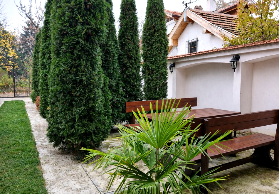 Почивка в Долна баня: Нощувка на човек и възможност за закуска и вечеря от Семеен хотел Цветелина Палас, снимка 3