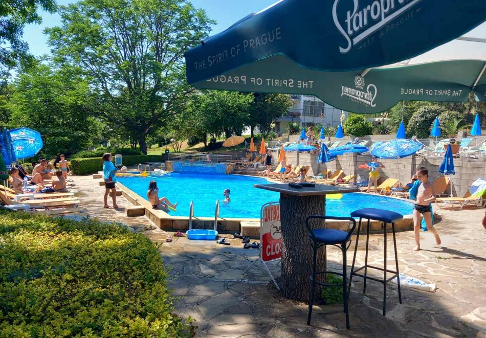 Релакс до края на май край Варна в к.к. Константин и Елена: Нощувка на човек със закуска + паркинг в хотел Нептун, снимка 4