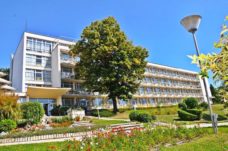 Релакс до края на май край Варна в к.к. Константин и Елена: Нощувка на човек със закуска + паркинг в хотел Нептун, снимка 2