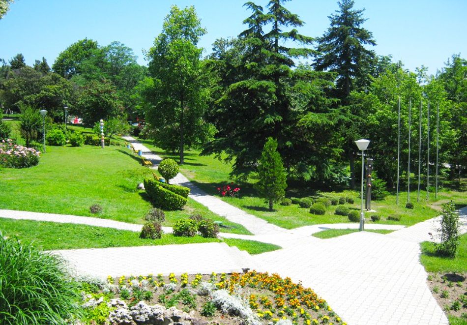 Релакс до края на май край Варна в к.к. Константин и Елена: Нощувка на човек със закуска + паркинг в хотел Нептун, снимка 8