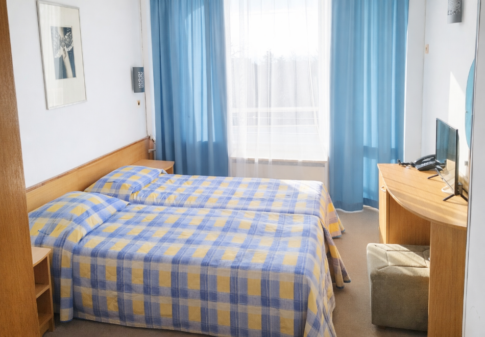 Релакс до края на май край Варна в к.к. Константин и Елена: Нощувка на човек със закуска + паркинг в хотел Нептун, снимка 7