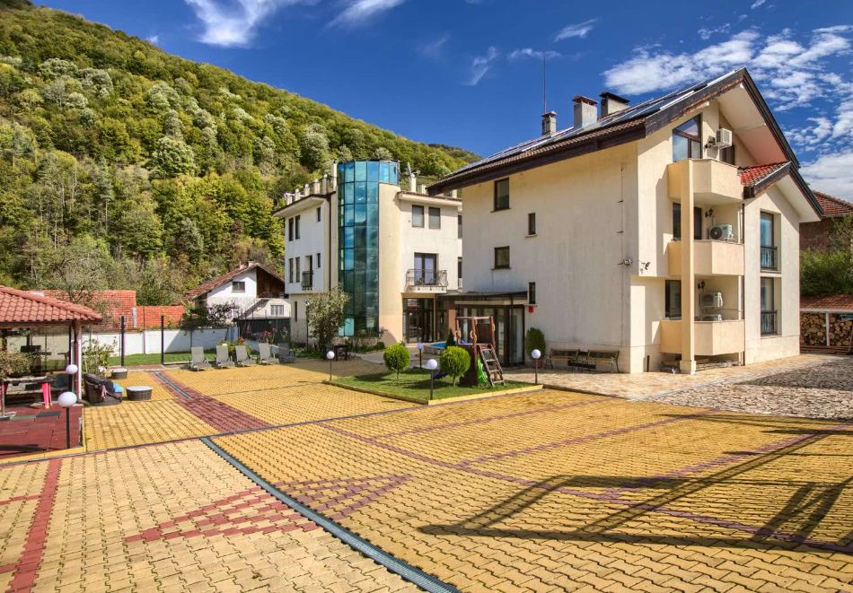 Хотел Зорница, Рибарица