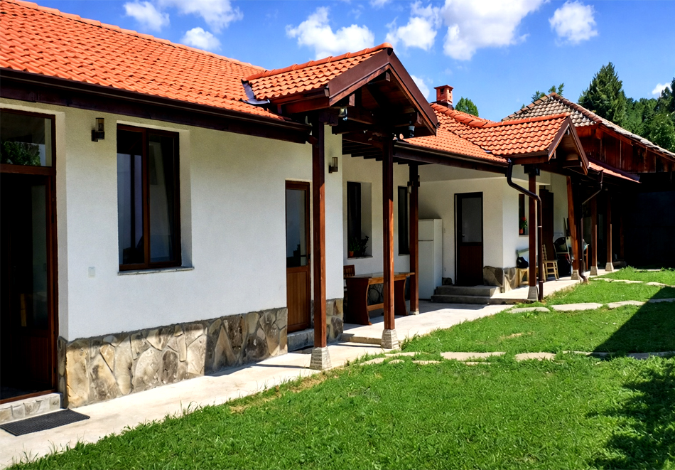 Стаи за гости Под върха, Априлци