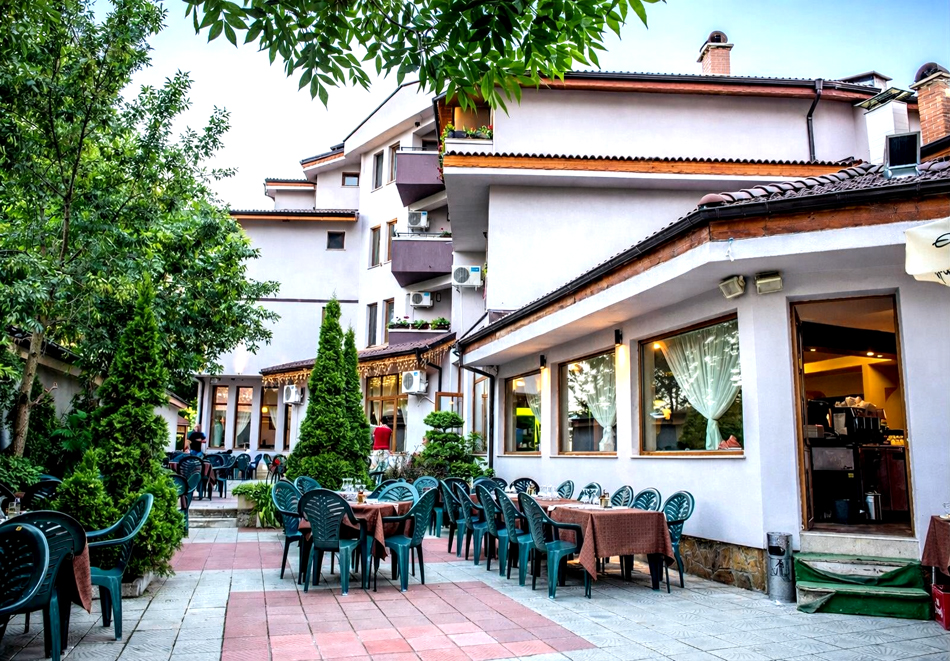 Почивка в Павел Баня: 2 = 3 нощувки на човек със закуски и вечери + релакс зона от семеен хотел Аризона, снимка 2