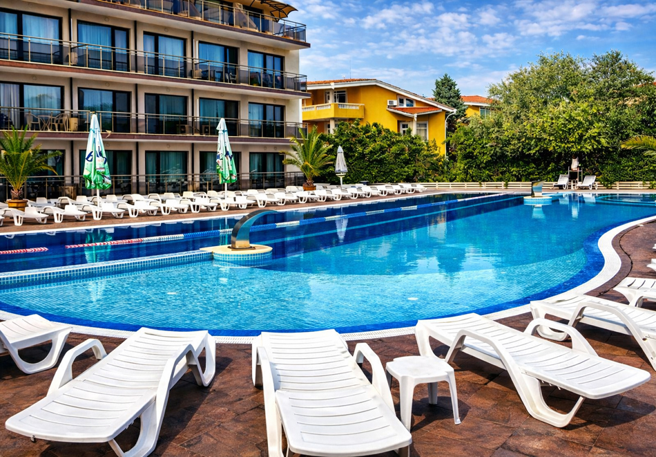 На първа линия в Созопол: Нощувка на човек + басейн от Созополи Стайл Клуб, плаж Златна рибка, снимка 5