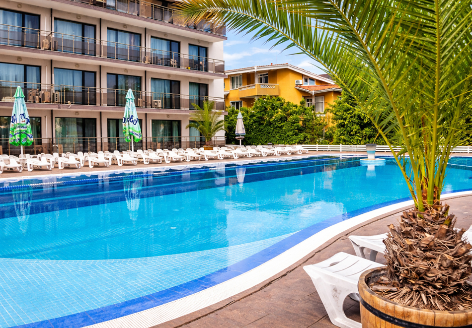 На първа линия в Созопол: Нощувка на човек + басейн от Созополи Стайл Клуб, плаж Златна рибка, снимка 4