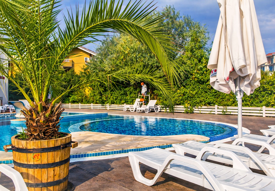 На първа линия в Созопол: Нощувка на човек + басейн от Созополи Стайл Клуб, плаж Златна рибка, снимка 3