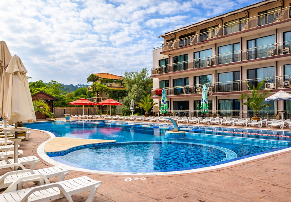 На първа линия в Созопол: Нощувка на човек + басейн от Созополи Стайл Клуб, плаж Златна рибка, снимка 2