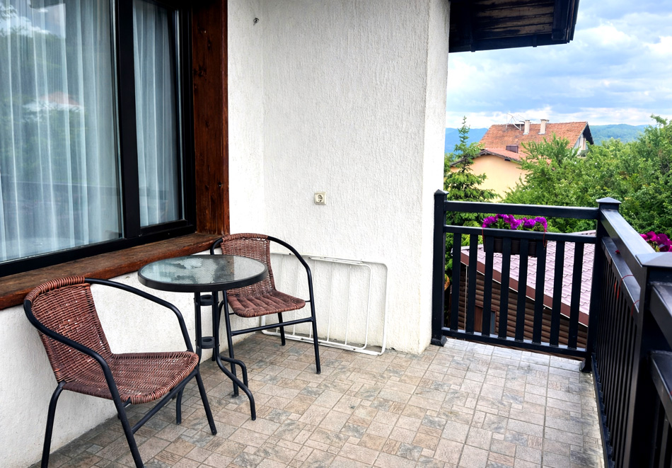 Почивка в Добринище: Нощувка на човек с опция за закуска от Къща за гости Рафе, снимка 9