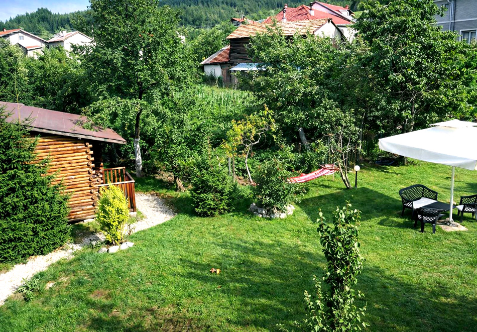 Почивка в Добринище: Нощувка на човек с опция за закуска от Къща за гости Рафе, снимка 3