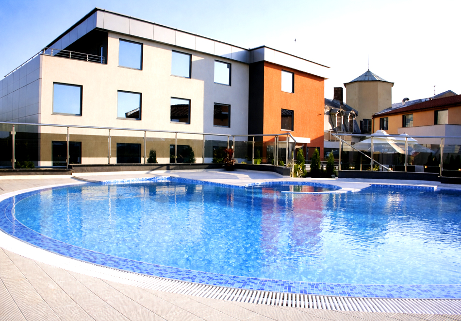 Почивка в Русе: Нощувка на човек със закуска + вътрешен басейн и фитнес от Хотел Космополитан****, снимка 2