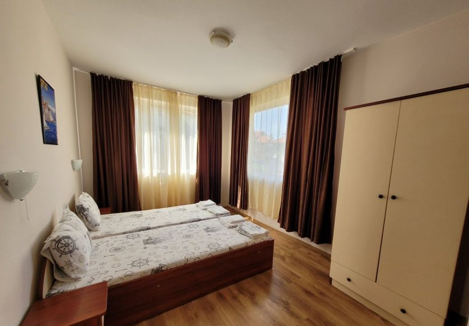 Лято 2026 в Равда на 200 м. от плажа: Нощувка на цени от 12.90 EUR/ 25.23 лв. на човек в къща за гости Айсберг, снимка 4