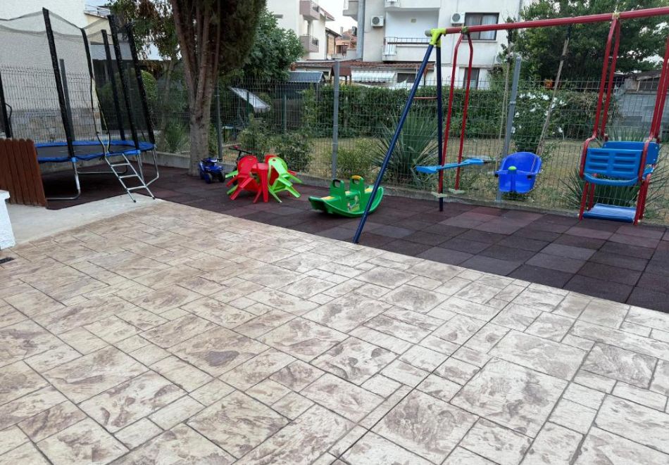 Лято 2026 в Равда на 200 м. от плажа: Нощувка на цени от 12.90 EUR/ 25.23 лв. на човек в къща за гости Айсберг, снимка 7