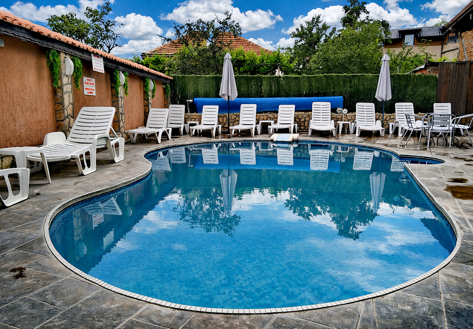 Делник през март в Сапарева баня: Нощувка на човек + басейн с топла минерална вода в Семеен хотел Илиевата къща, снимка 2