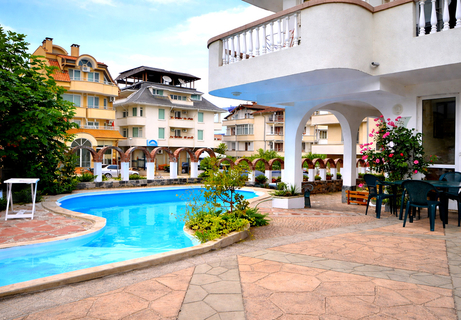 Почивка в Китен: Нощувка на човек + външен басейн и климатик в помещението от стаи за гости Ния, снимка 3