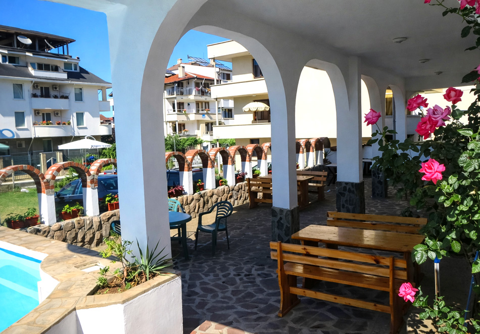 Почивка в Китен: Нощувка на човек + външен басейн и климатик в помещението от стаи за гости Ния, снимка 4