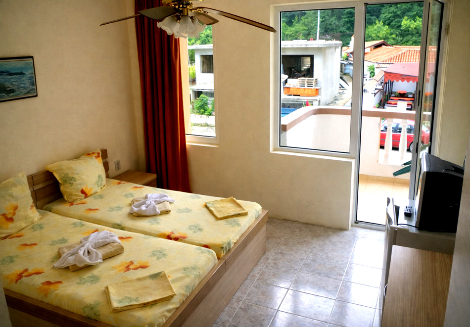 Почивка в Китен: Нощувка на човек + външен басейн и климатик в помещението от стаи за гости Ния, снимка 6