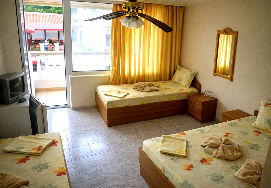 Почивка в Китен: Нощувка на човек + външен басейн и климатик в помещението от стаи за гости Ния, снимка 5