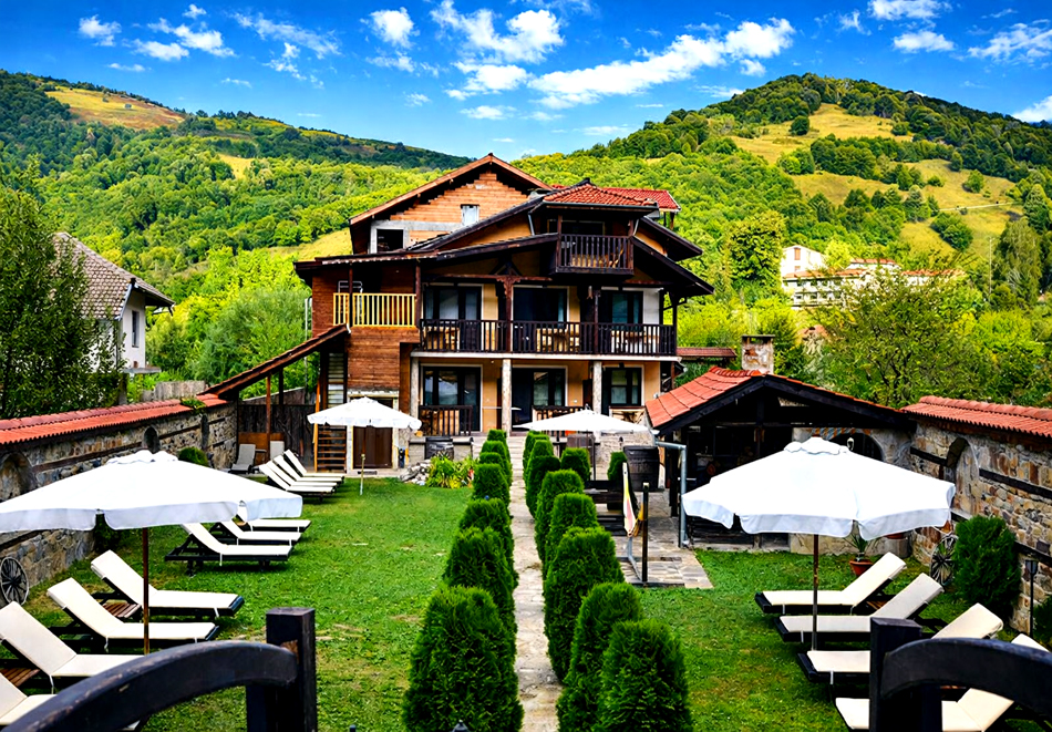 Почивка в Рибарица; 2, 3 или 5 нощувки на човек със закуски, обеди и вечери + басейн и джакузи от Семеен хотел Къщата***, снимка 4