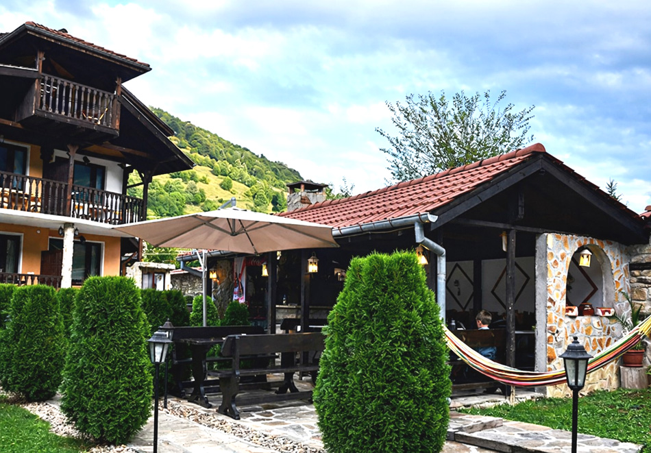 Почивка в Рибарица; 2, 3 или 5 нощувки на човек със закуски, обеди и вечери + басейн и джакузи от Семеен хотел Къщата***, снимка 7