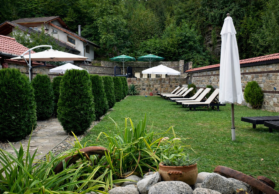 Почивка в Рибарица; 2, 3 или 5 нощувки на човек със закуски, обеди и вечери + басейн и джакузи от Семеен хотел Къщата***, снимка 5