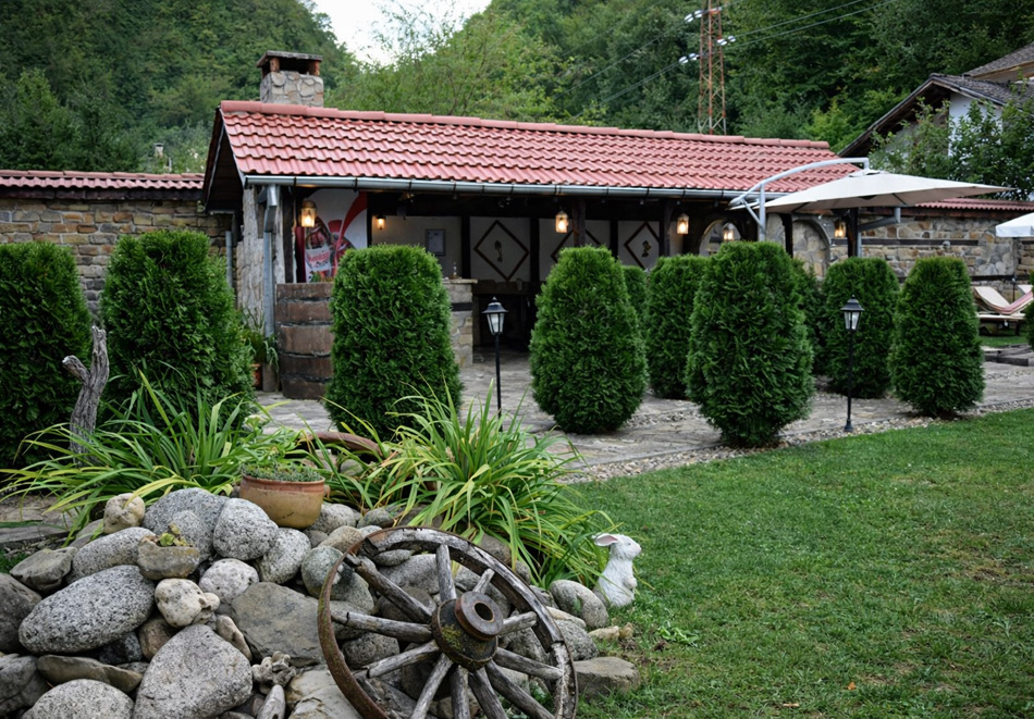 Почивка в Рибарица; 2, 3 или 5 нощувки на човек със закуски, обеди и вечери + басейн и джакузи от Семеен хотел Къщата***, снимка 6