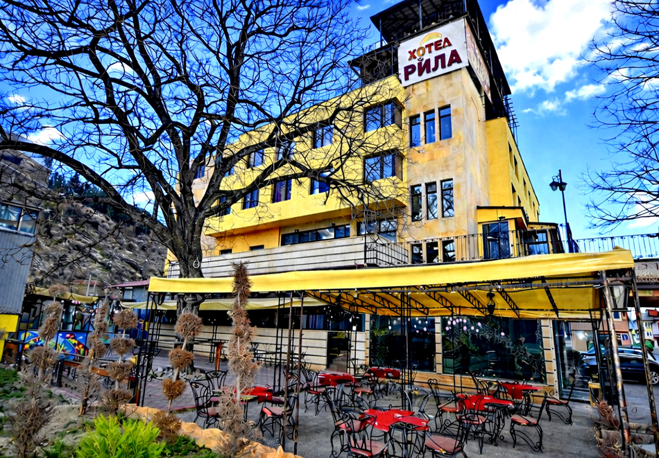 Промоция за Велинград: 3 = 4 нощувки на човек със закуски и вечери + закрит минерален басейн и релакс зона от хотел Рила, снимка 2