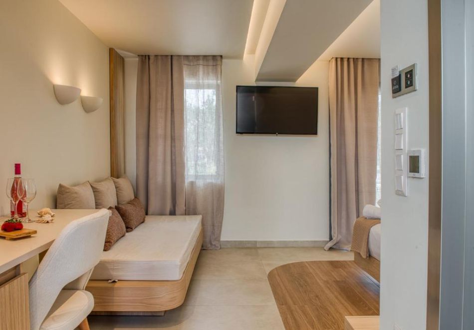 На 100м. от плажа в Касандра, Гърция: Нощувка на човек със закуска в Sandy Seaside Suites****, Неа Флогита, снимка 8