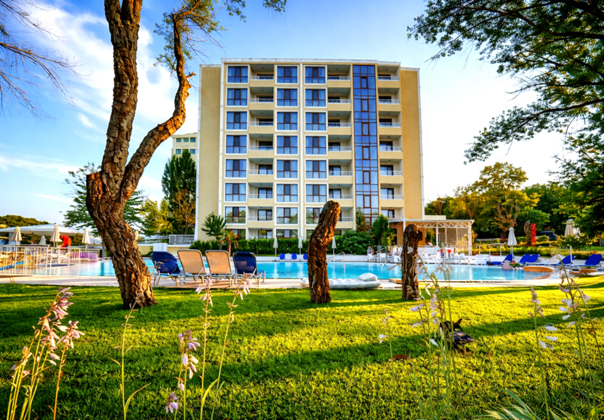 Почивка в Приморско: Нощувка на човек на база All Inclusive + шезлонг и чадър на плажа + безплатен вход за Аквапланет Приморско от Перла Роял*****. Дете до 11.99г - БЕЗПЛАТНО!, снимка 2