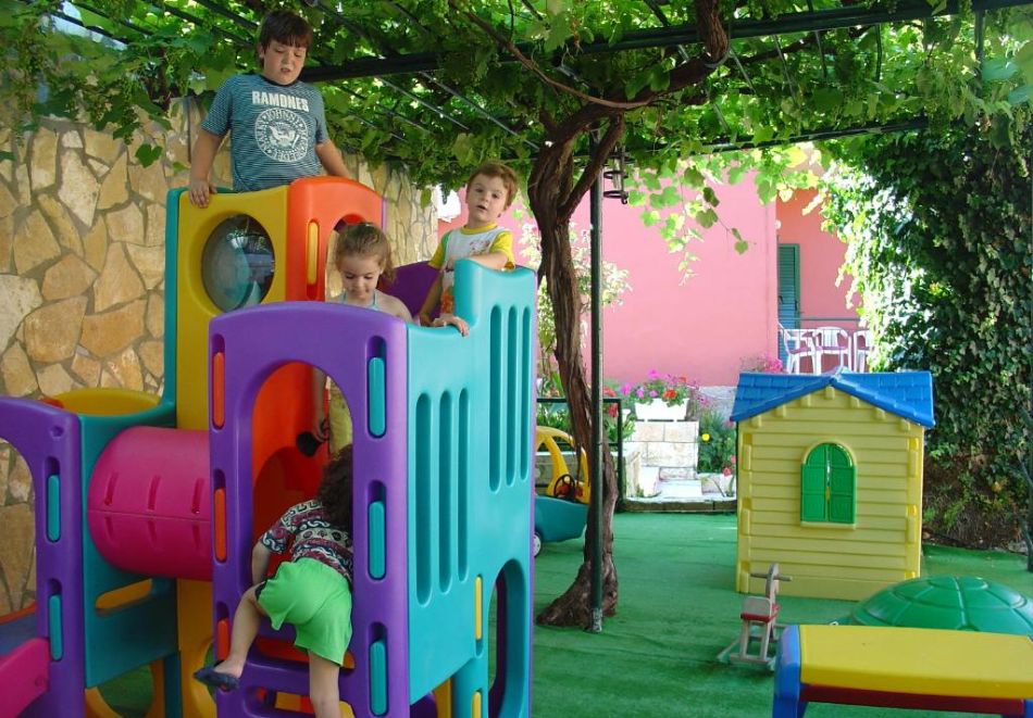 На първа линия на о.Корфу, Гърция: Нощувка на човек със закуска и възможност за вечеря + басейн в Oasis Hotel. Дете до 11.99г. БЕЗПЛАТНО!, снимка 19