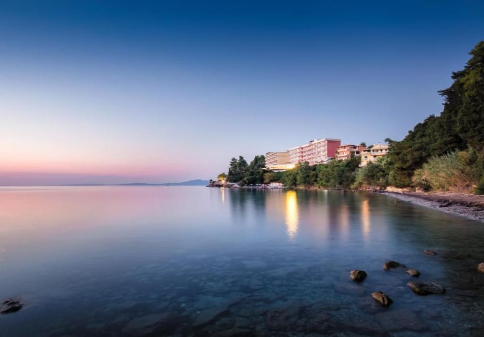 На първа линия на о.Корфу, Гърция: Нощувка на човек със закуска и възможност за вечеря + басейн в Oasis Hotel. Дете до 11.99г. БЕЗПЛАТНО!, снимка 20