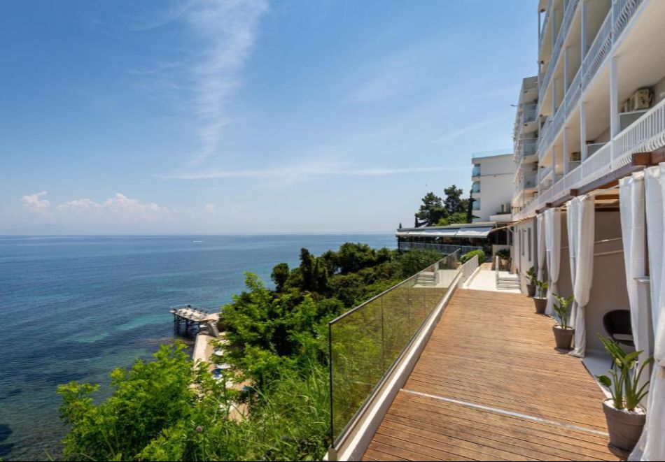 На първа линия на о.Корфу, Гърция: Нощувка на човек със закуска и възможност за вечеря + басейн в Oasis Hotel. Дете до 11.99г. БЕЗПЛАТНО!, снимка 9