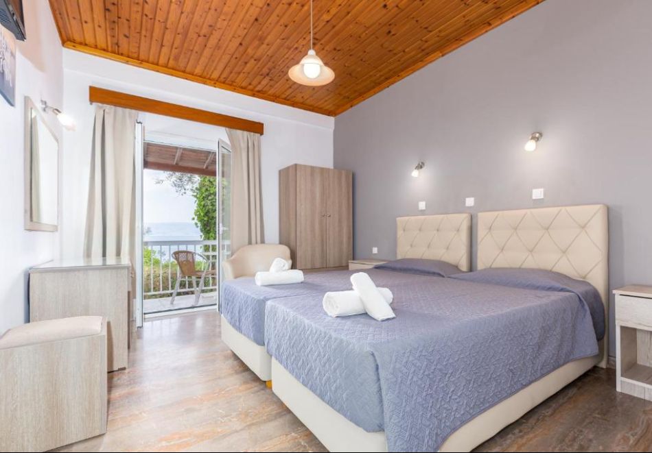 На първа линия на о.Корфу, Гърция: Нощувка на човек със закуска и възможност за вечеря + басейн в Oasis Hotel. Дете до 11.99г. БЕЗПЛАТНО!, снимка 4