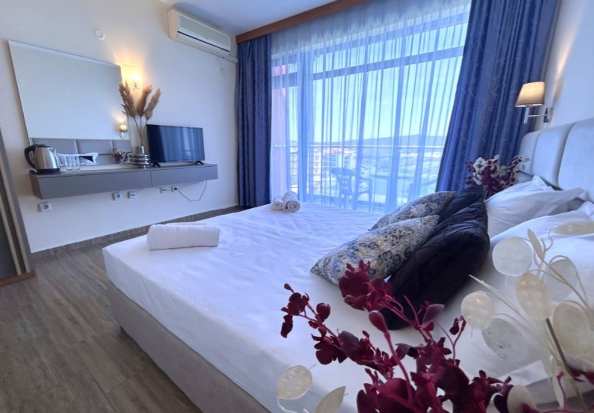 От 01.07 до 25.09 на море в Приморско: Нощувка на човек със закуска и с възможност за вечеря + разходка с яхта от хотел Пенелопе***, снимка 9