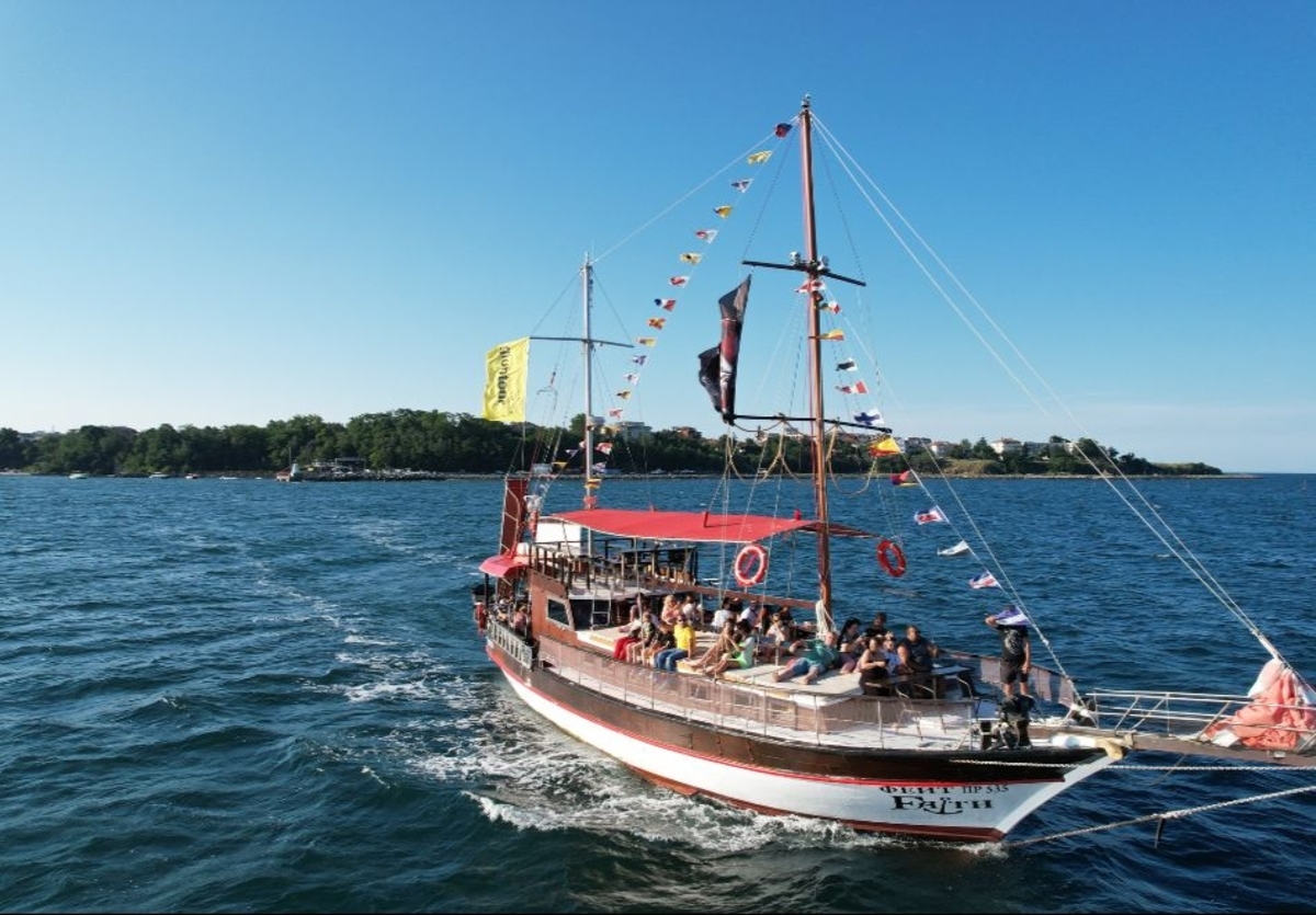 От 01.07 до 25.09 на море в Приморско: Нощувка на човек със закуска и с възможност за вечеря + разходка с яхта от хотел Пенелопе***, снимка 7